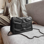 Sac bandoulière matelassé noir femme à perles et chaîne
