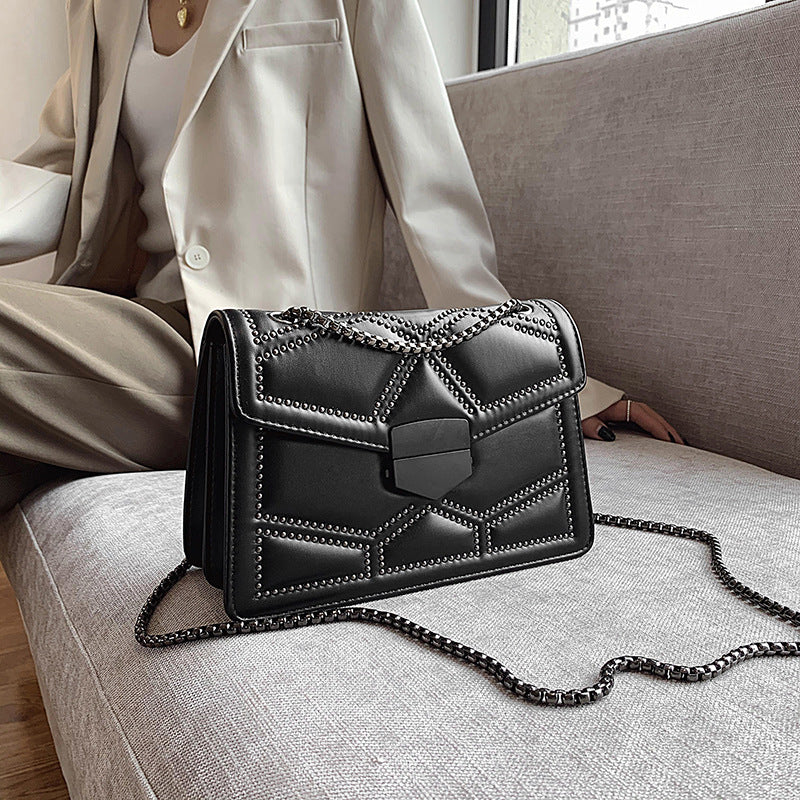 Sac bandoulière matelassé noir femme à perles et chaîne