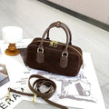 Mini sac bandoulière femme en daim, forme arrondie, trois coloris, marron foncé