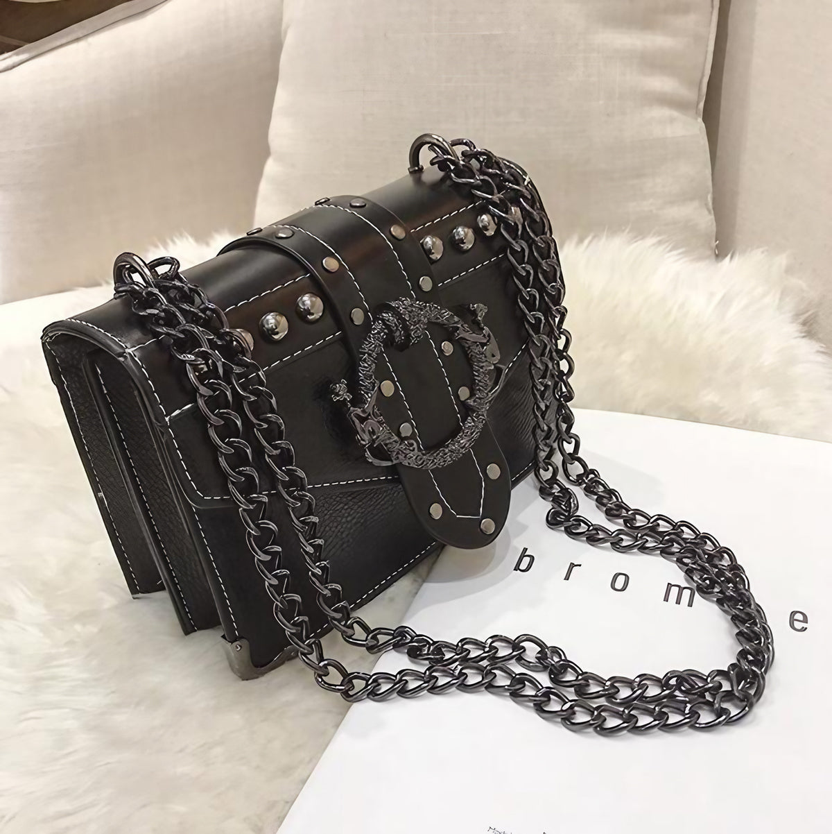 Petit sac bandoulière femme noir, chaîne à maillons et rabat, noir