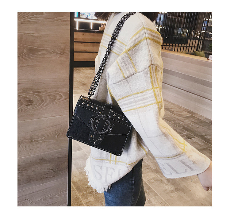 Petit sac bandoulière femme noir, chaîne à maillons et rabat