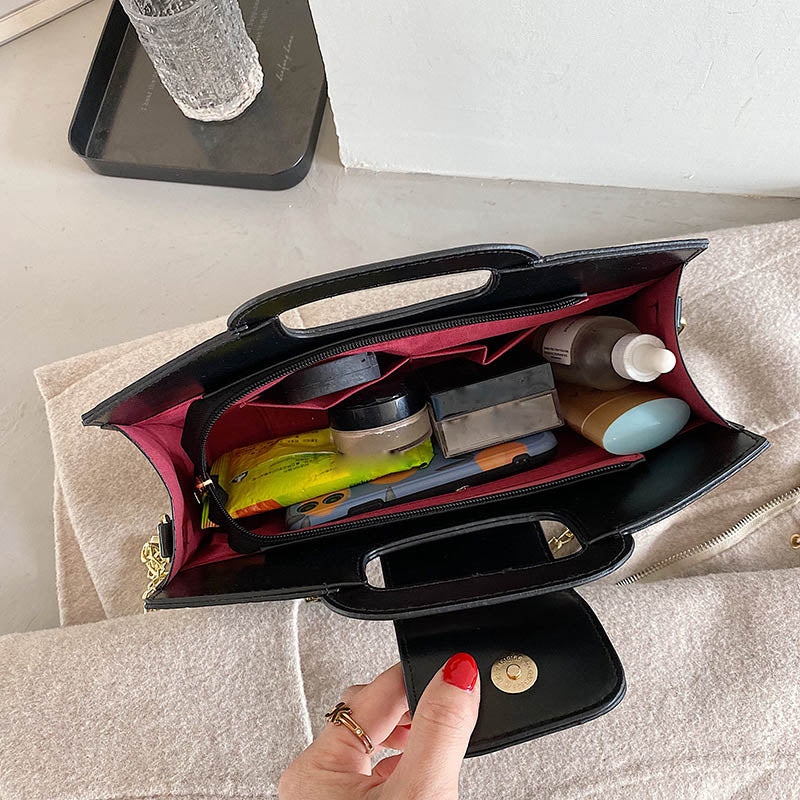 Sac enveloppe noir femme à chaîne fine dorée, 26 x 15 cm