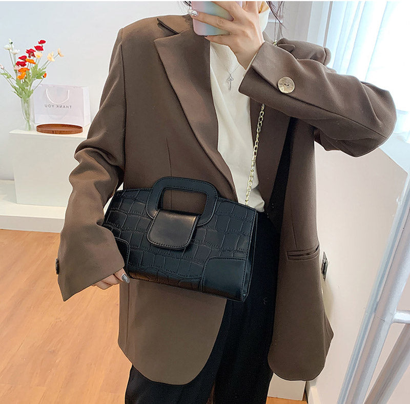 Sac enveloppe noir femme à chaîne fine dorée, 26 x 15 cm