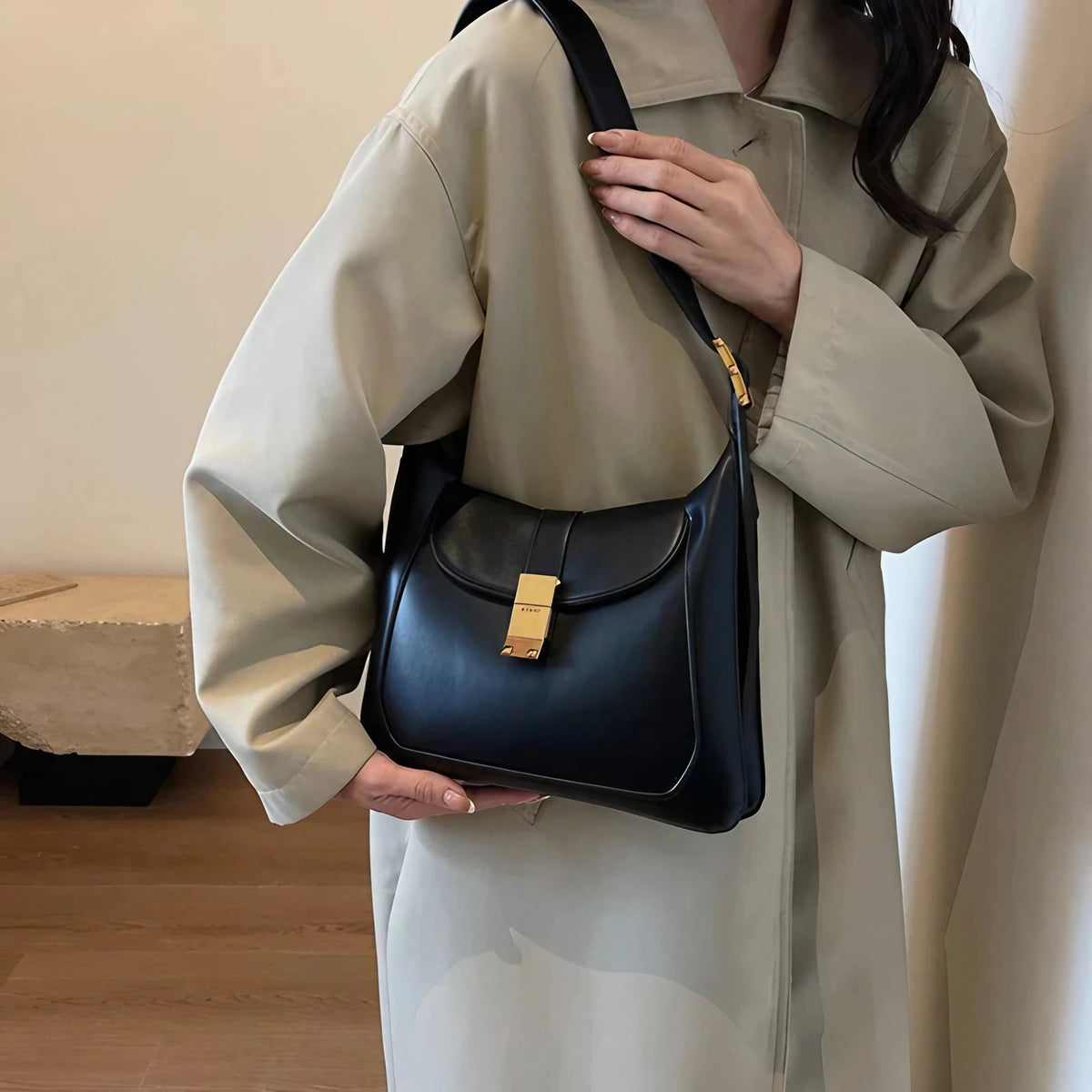 Sac bandoulière femme à rabat et fermoir doré, 25 x 17 cm