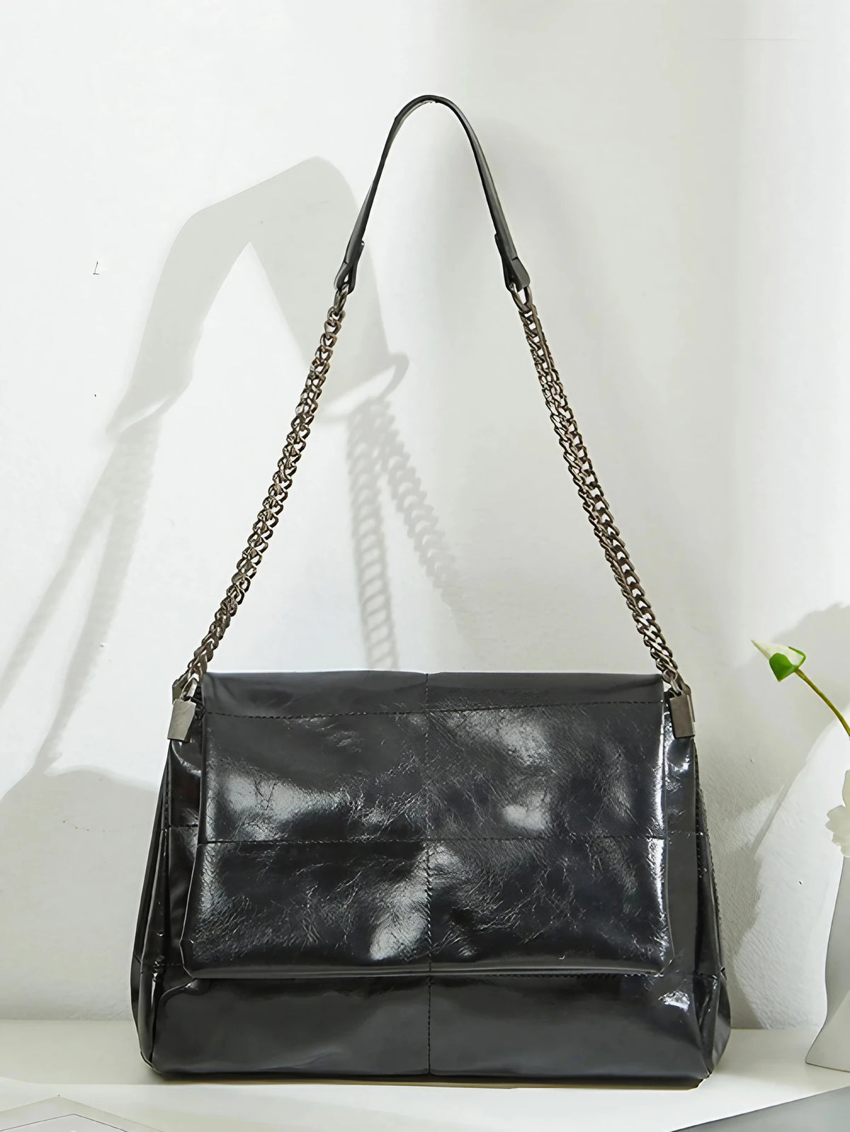 Sac épaule femme noir à chaîne métallique et rabat, noir
