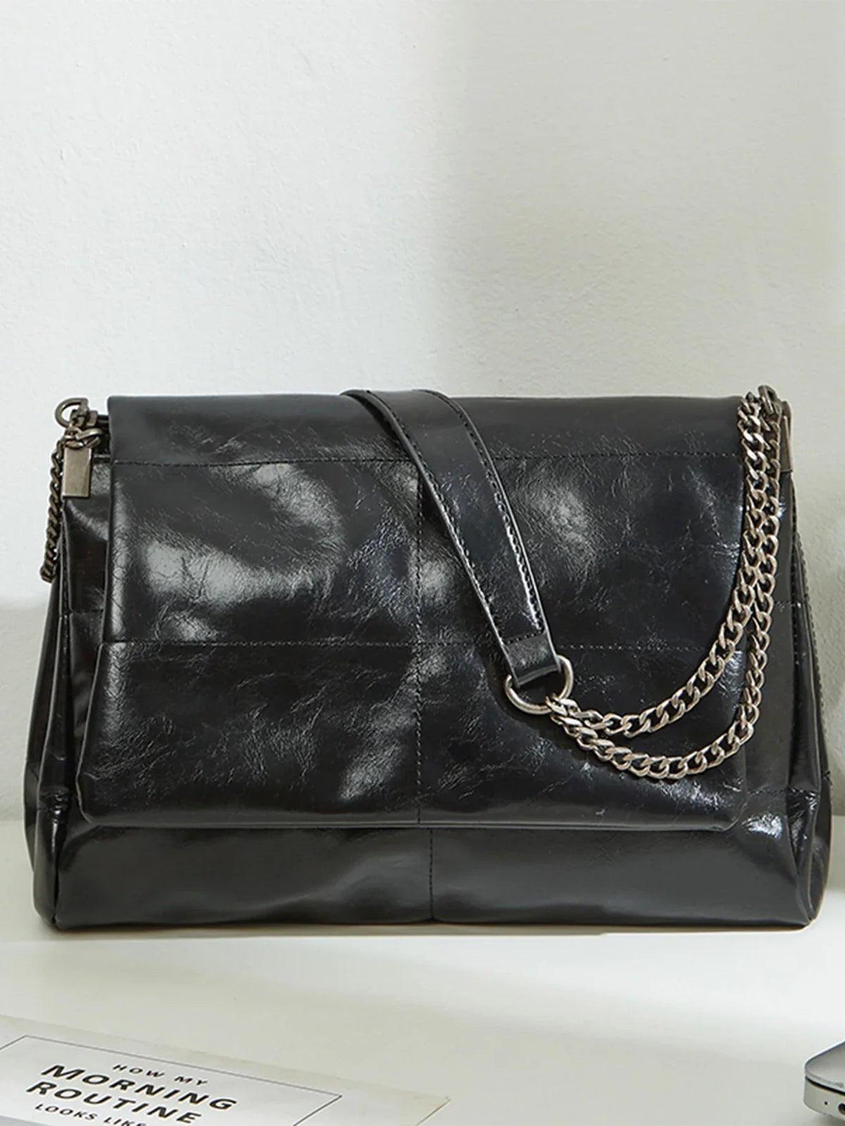Sac épaule femme noir à chaîne métallique et rabat