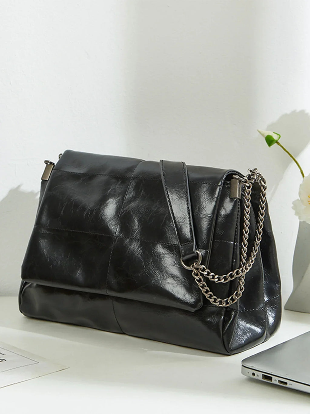 Sac épaule femme noir à chaîne métallique et rabat