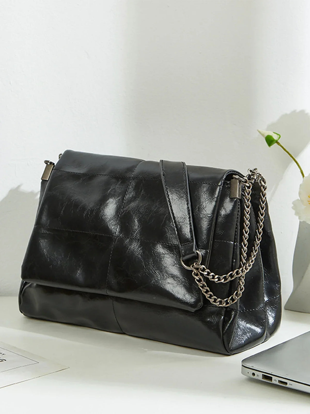 Sac épaule femme noir à chaîne métallique et rabat