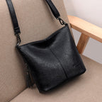 Sac bandoulière femme noir en similicuir grainé, forme trapèze, noir