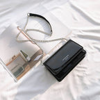Sac bandoulière femme noir vernis, chaîne à maillons argentés, noir