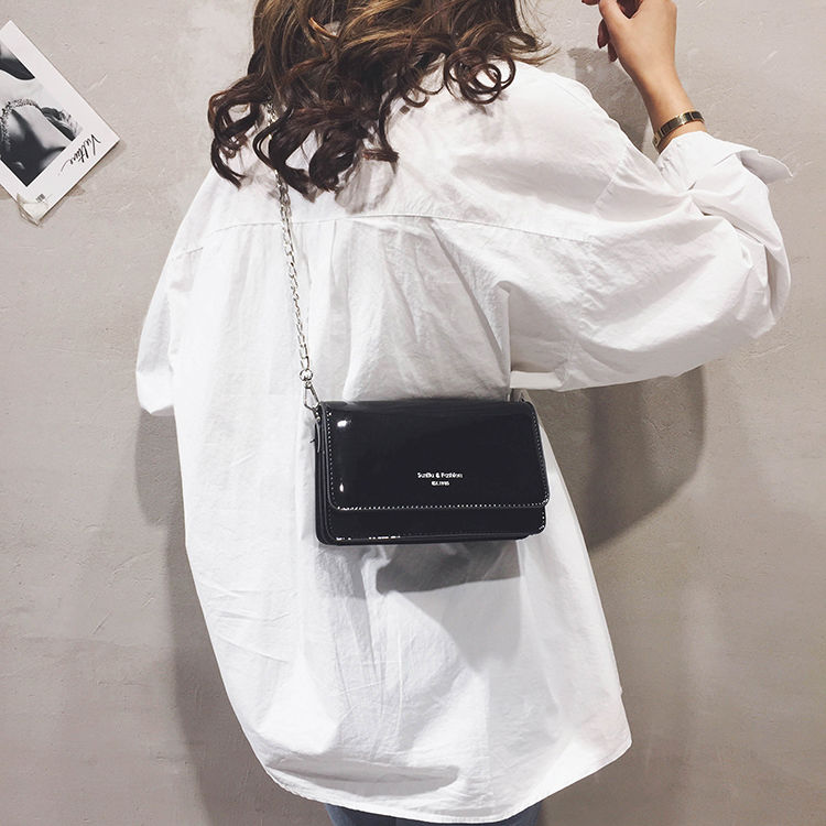 Sac bandoulière femme noir vernis, chaîne à maillons argentés