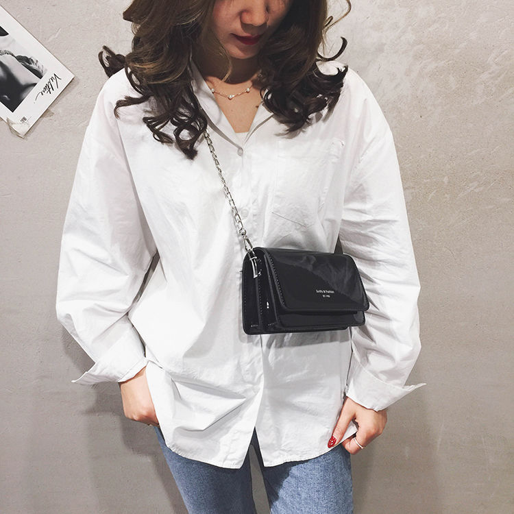 Sac bandoulière femme noir vernis, chaîne à maillons argentés