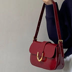 Petit sac bandoulière rouge en similicuir brillant, rabat doré