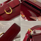 Petit sac bandoulière rouge en similicuir brillant, rabat doré