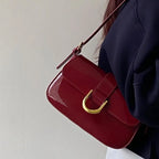 Petit sac bandoulière rouge en similicuir brillant, rabat doré