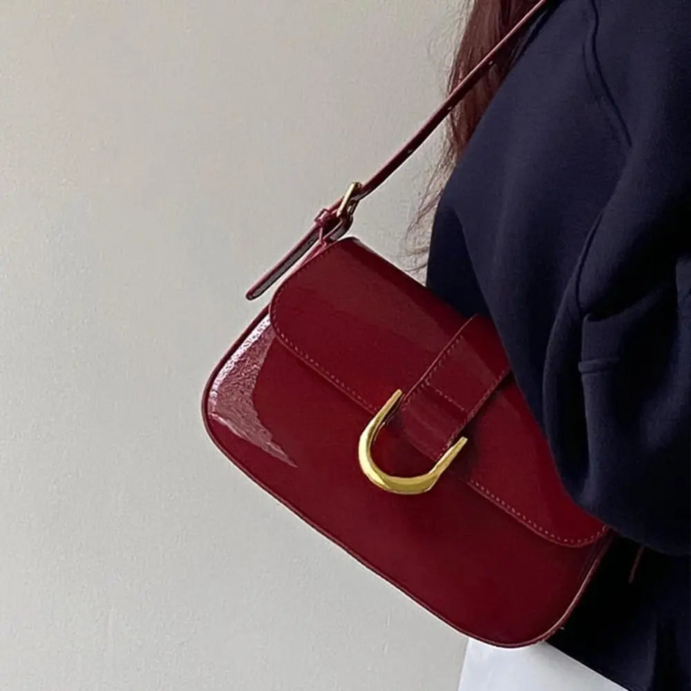 Petit sac bandoulière rouge en similicuir brillant, rabat doré