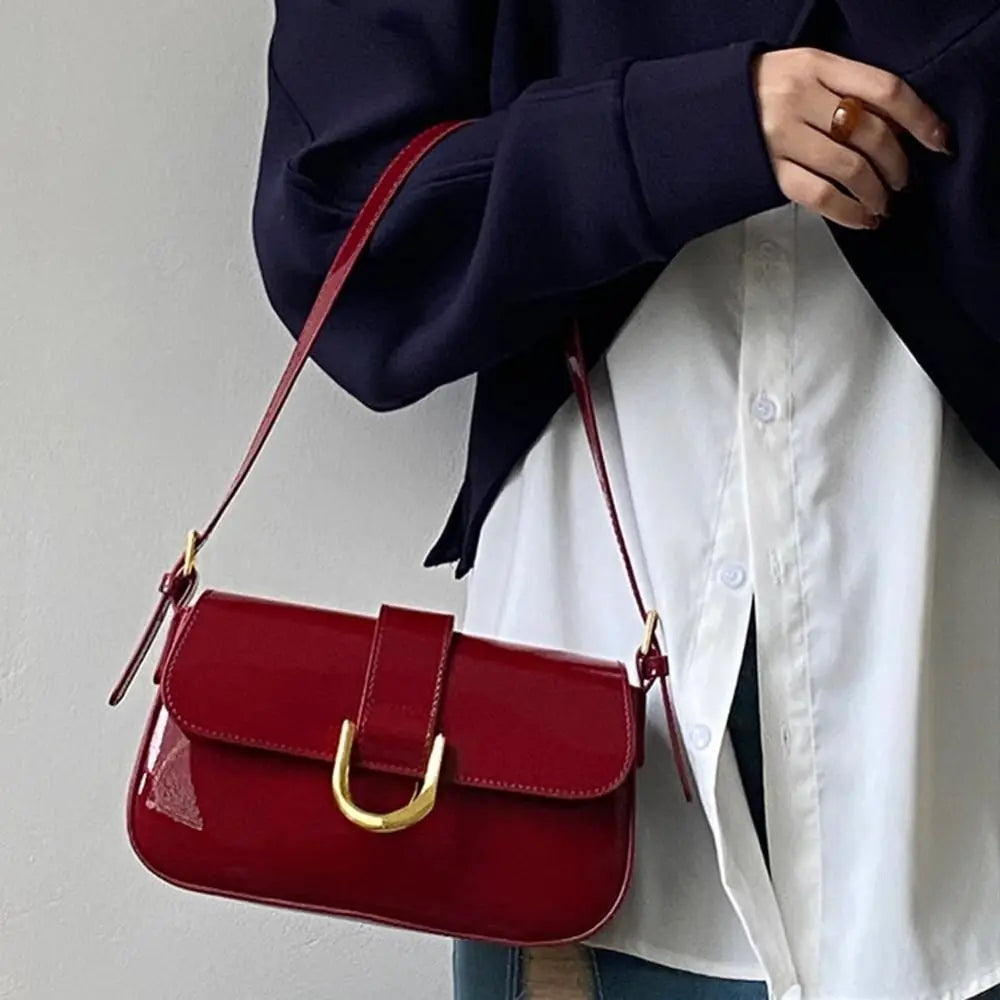 Petit sac bandoulière rouge en similicuir brillant, rabat doré