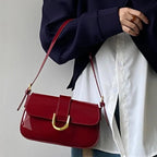 Petit sac bandoulière rouge en similicuir brillant, rabat doré