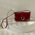 Petit sac bandoulière rouge en similicuir brillant, rabat doré