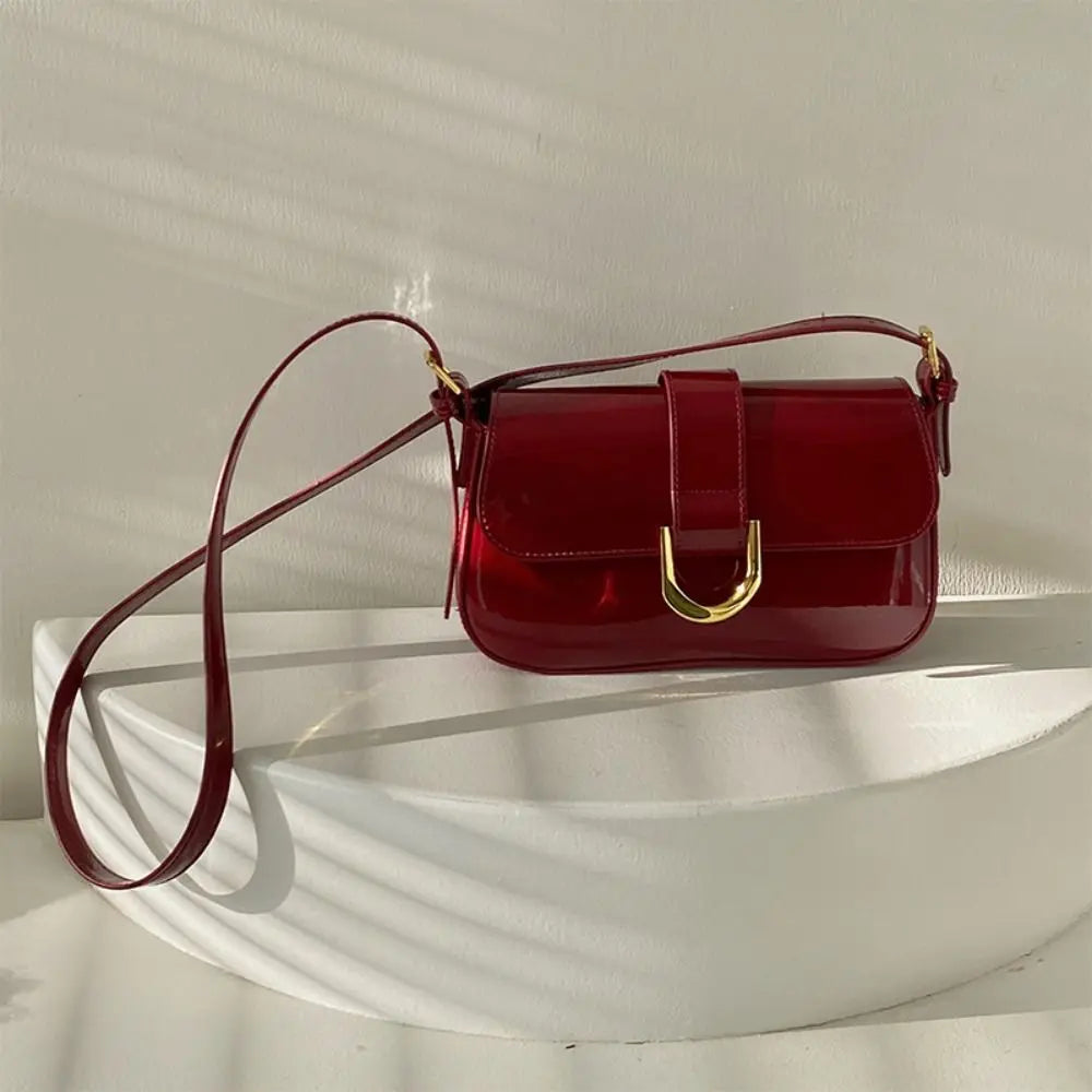 Petit sac bandoulière rouge en similicuir brillant, rabat doré