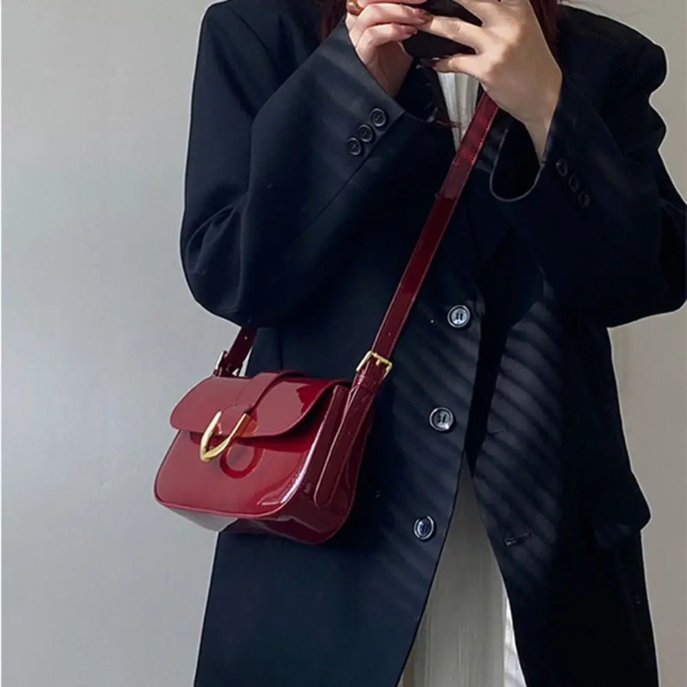 Petit sac bandoulière rouge en similicuir brillant, rabat doré