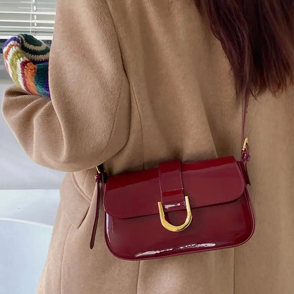 Petit sac bandoulière rouge en similicuir brillant, rabat doré