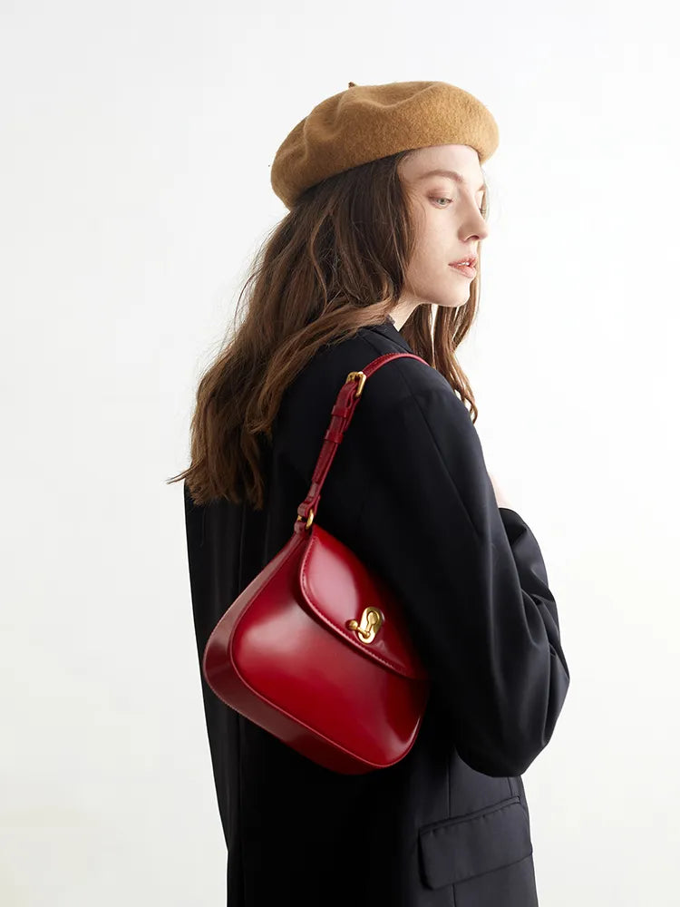 Sac bandoulière rouge femme, finition mate, rabat à loquet doré