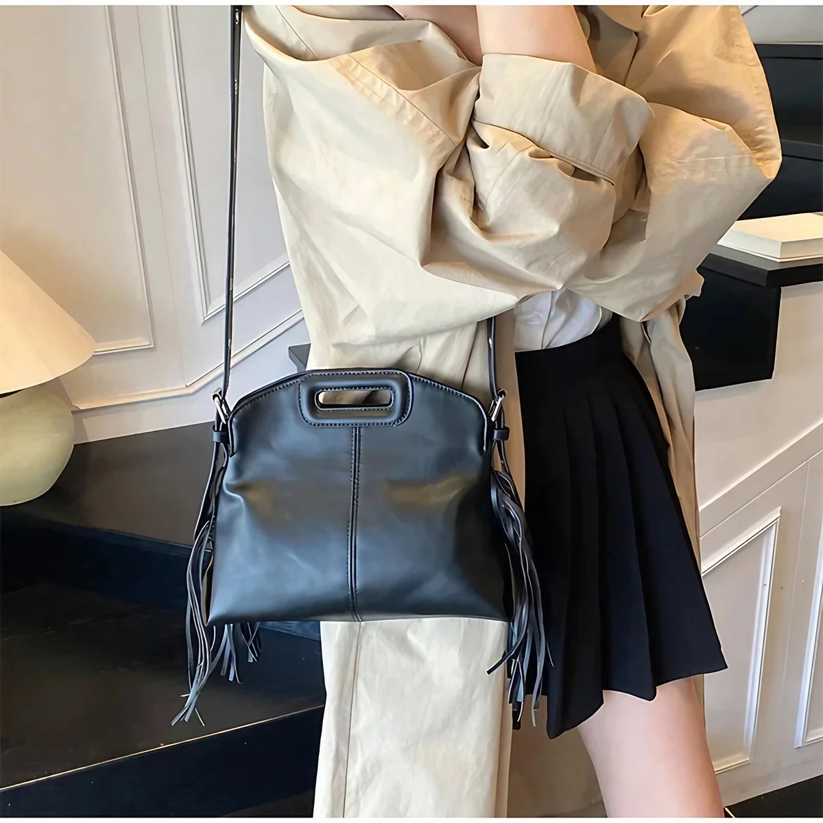 Sac bandoulière femme trapèze à franges, similicuir, quatre coloris, noir