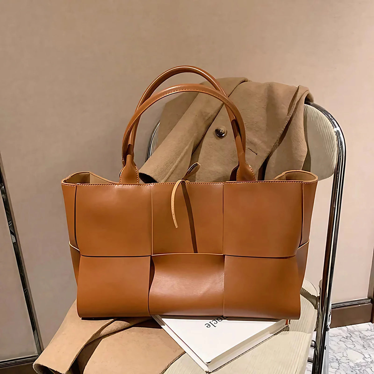 Grand sac femme tressé, format ordinateur, trois coloris, marron clair