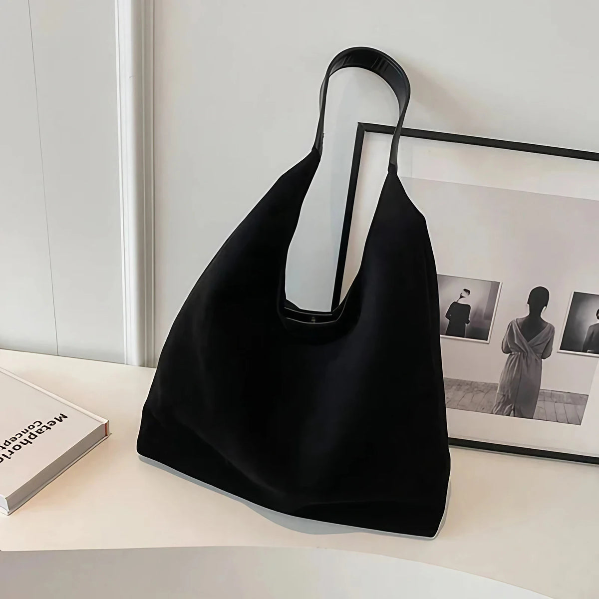 Sac besace femme en suédine, forme trapèze, cinq coloris, noir