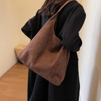Sac besace femme en suédine, forme trapèze, cinq coloris
