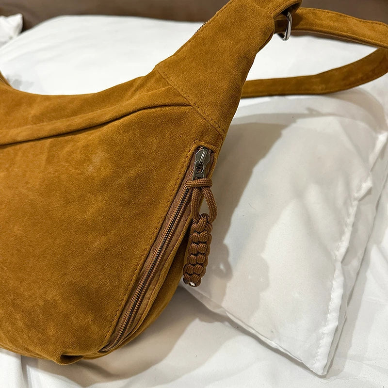 Sac besace femme en faux daim, forme demi-lune