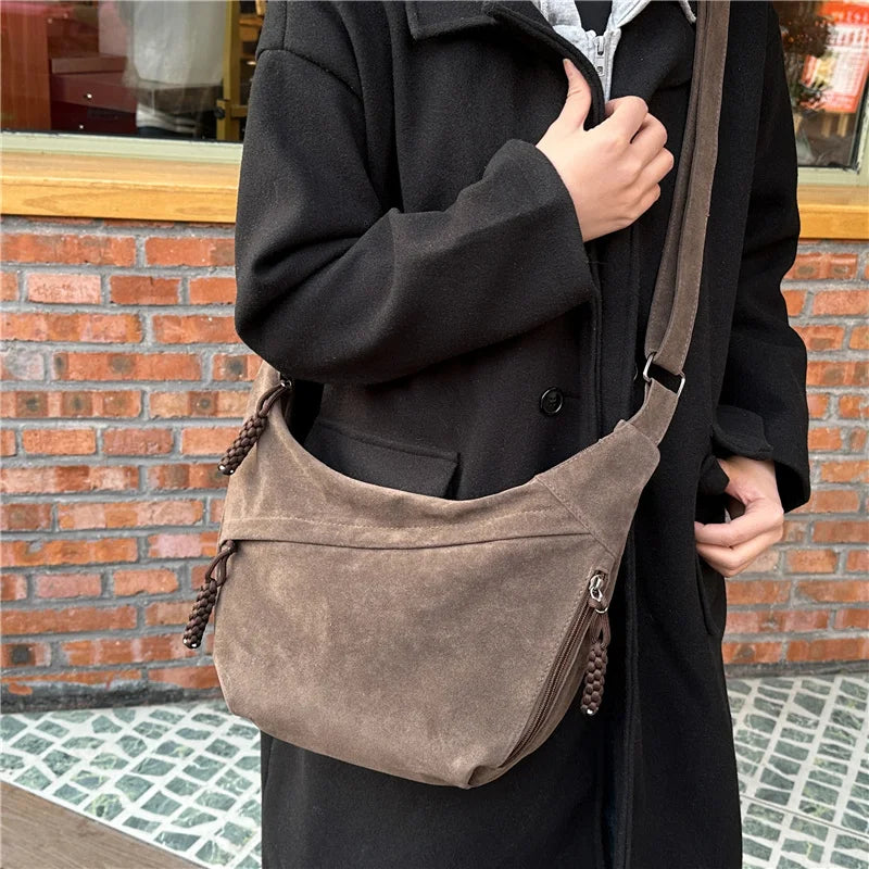 Sac besace femme en faux daim, forme demi-lune