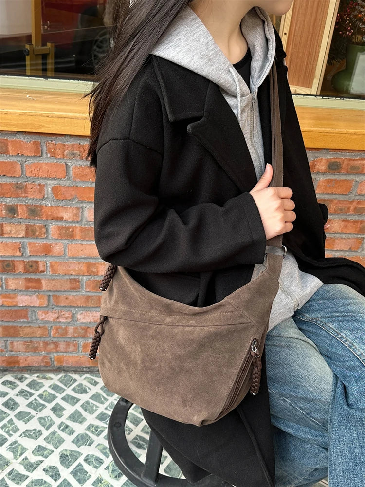 Sac besace femme en faux daim, forme demi-lune