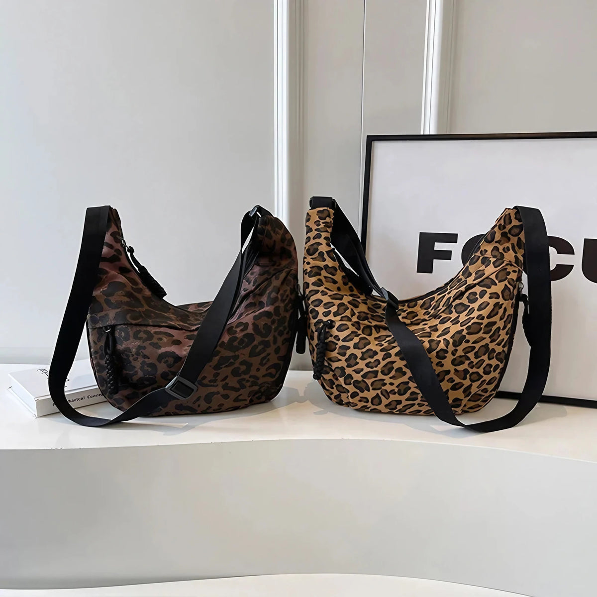 Sac besace femme imprimé léopard, forme demi-lune, en toile