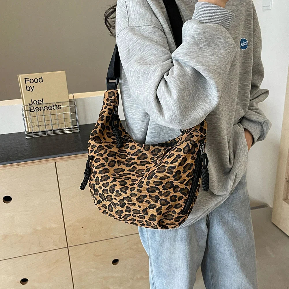 Sac besace femme imprimé léopard, forme demi-lune, en toile