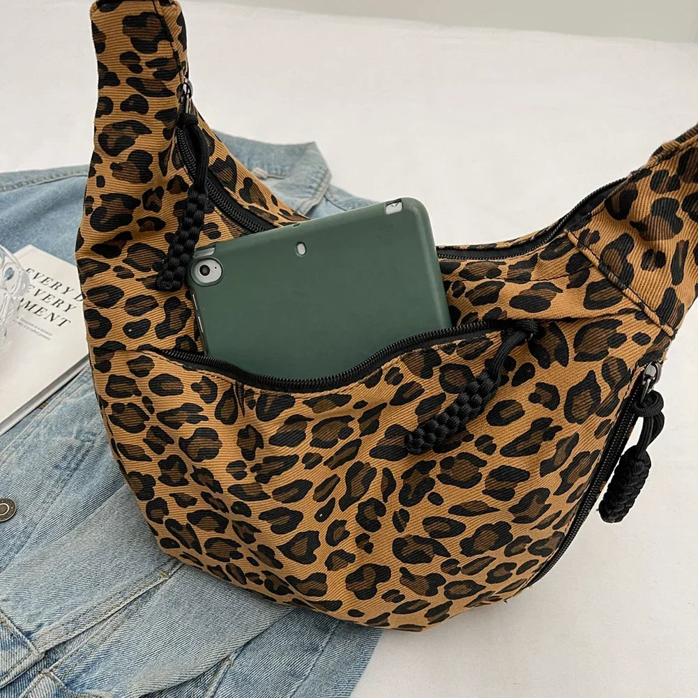 Sac besace femme imprimé léopard, forme demi-lune, en toile