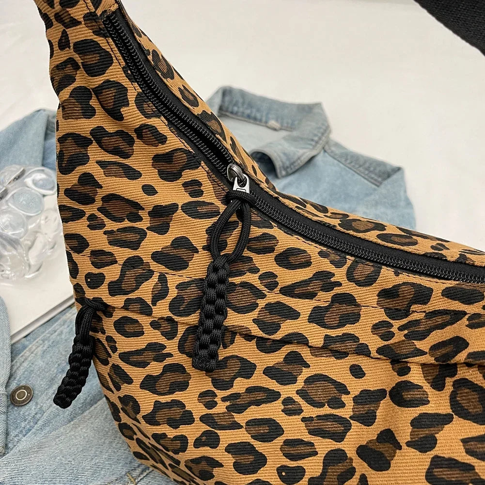 Sac besace femme imprimé léopard, forme demi-lune, en toile