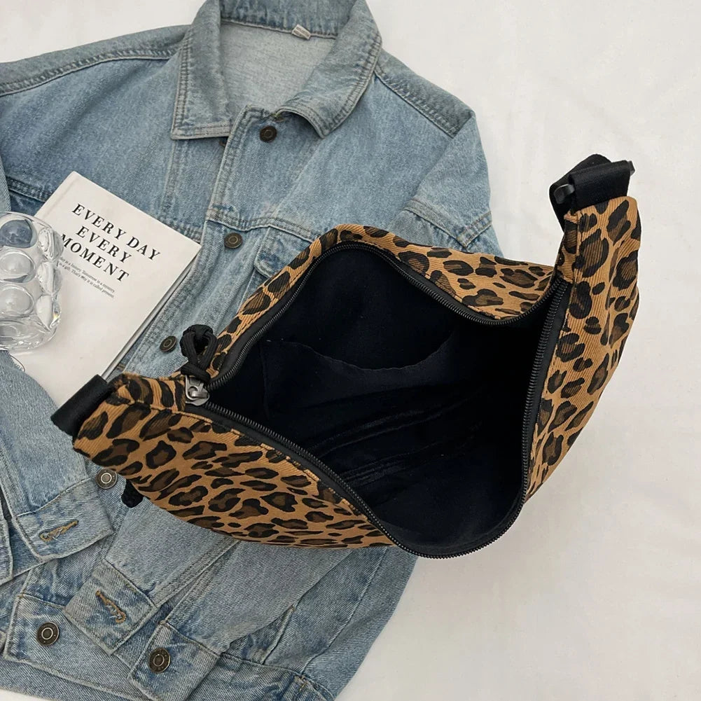 Sac besace femme imprimé léopard, forme demi-lune, en toile
