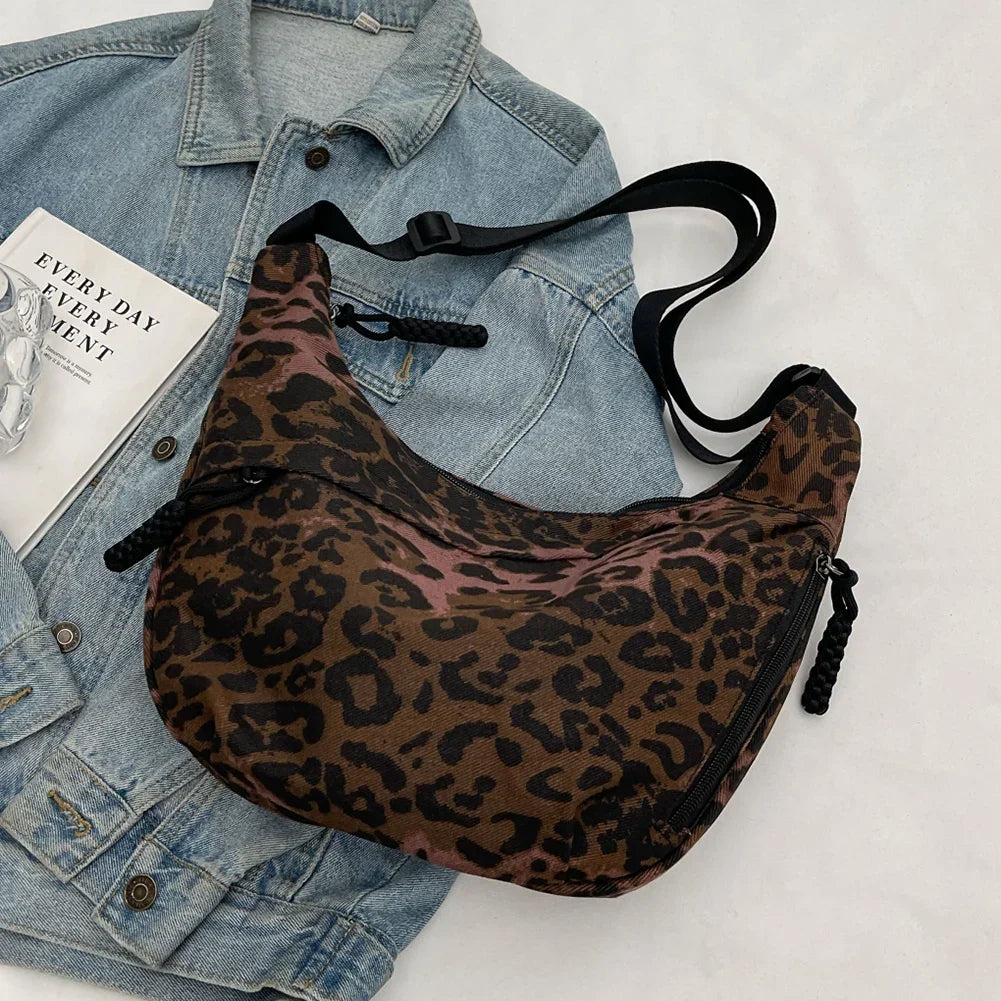 Sac besace femme imprimé léopard, forme demi-lune, en toile, café