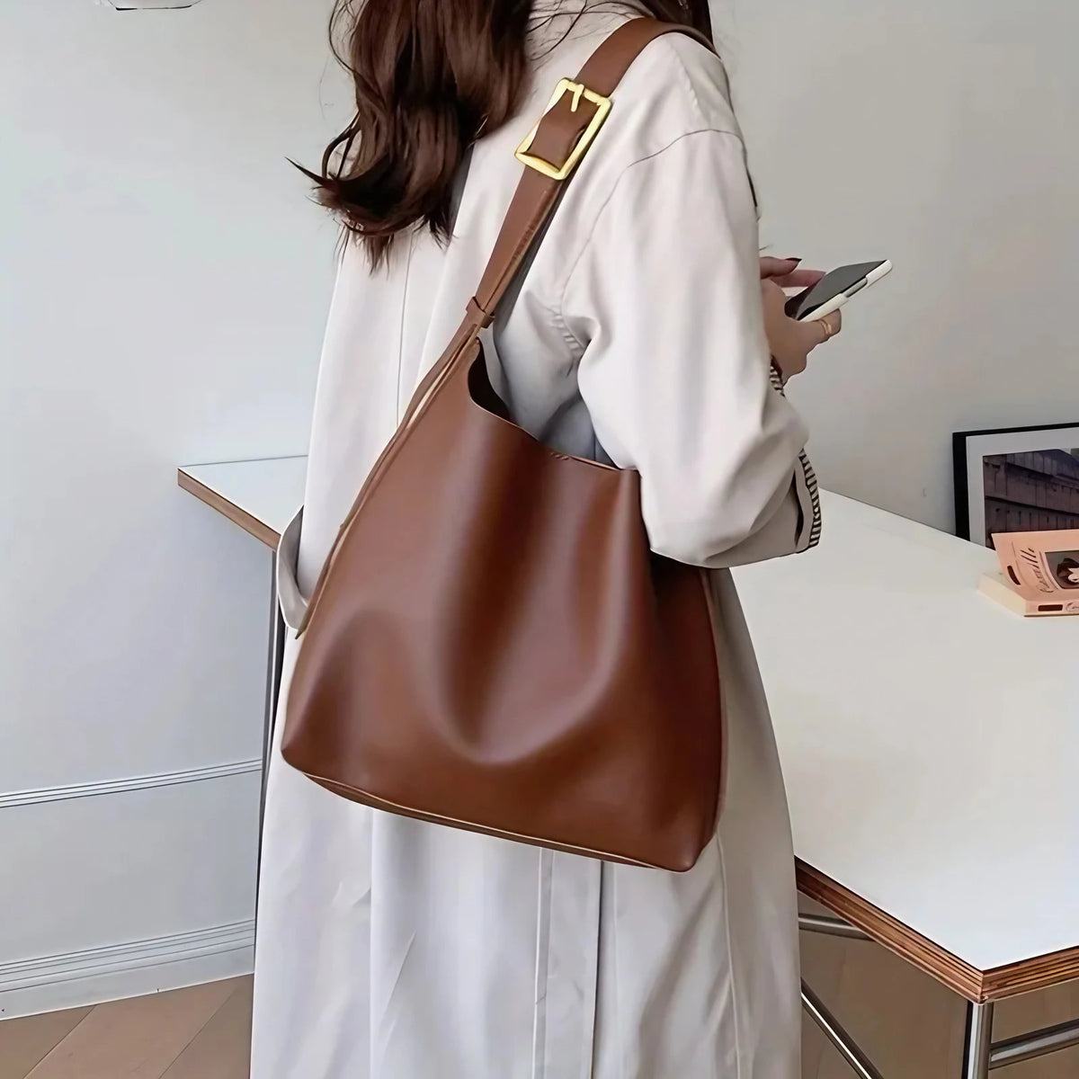 Sac cabas femme en similicuir lisse, détails dorés, anse réglable, marron