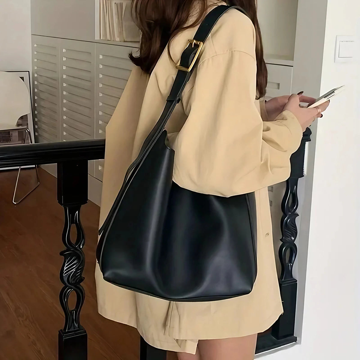Sac cabas femme en similicuir lisse, détails dorés, anse réglable, noir