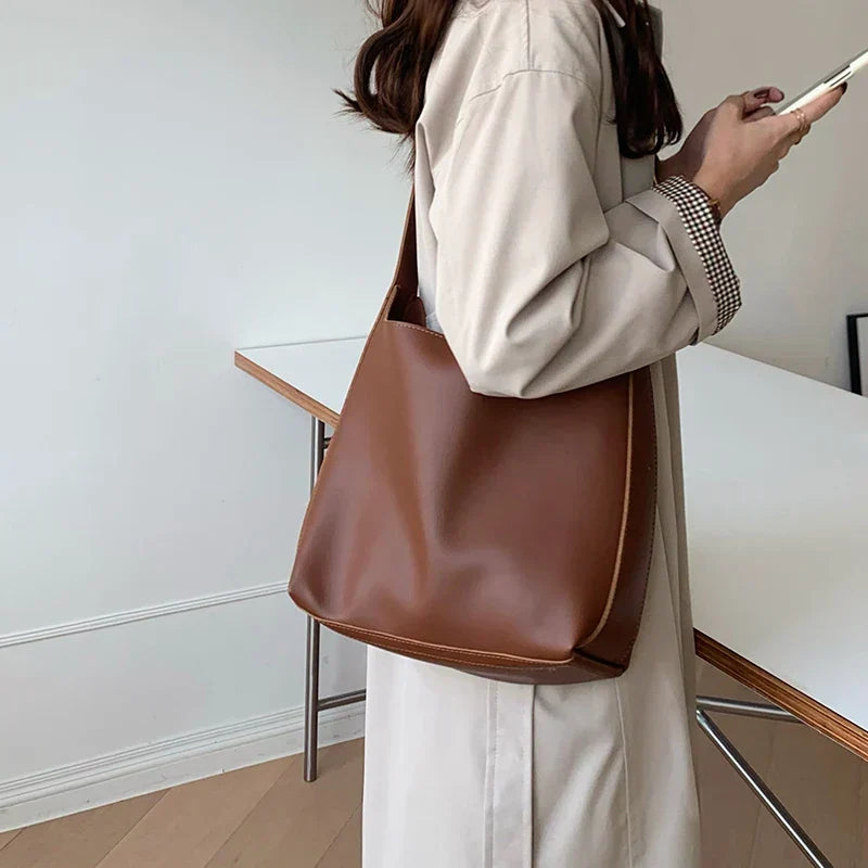 Sac cabas femme en similicuir lisse, détails dorés, anse réglable