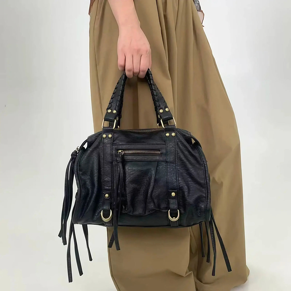 Sac cabas femme en similicuir grainé, anses tressées, rivets dorés, noir