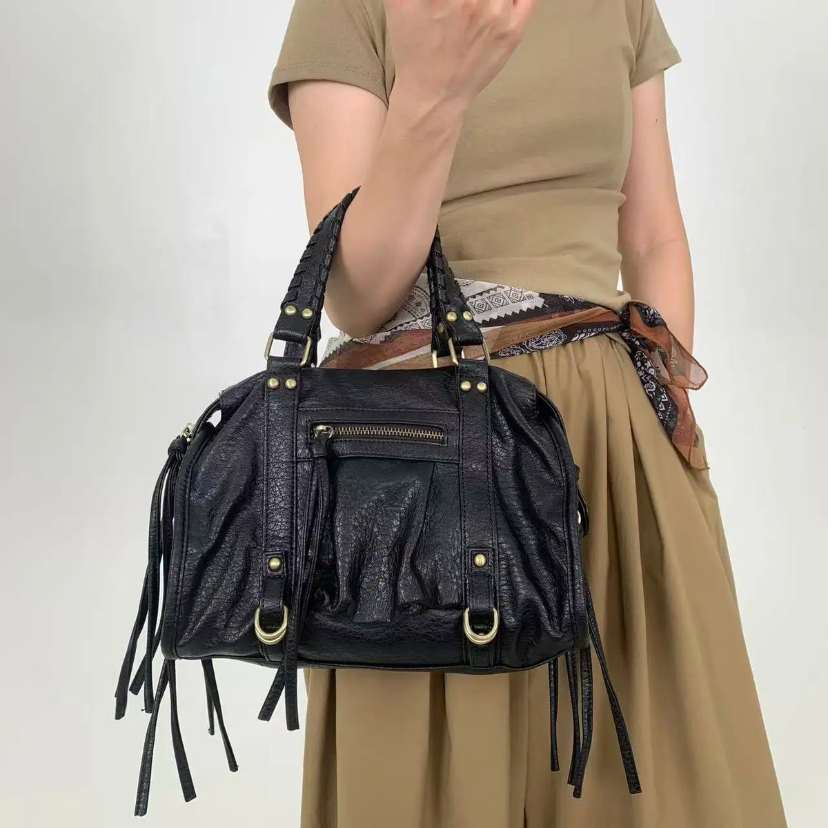 Sac cabas femme en similicuir grainé, anses tressées, rivets dorés