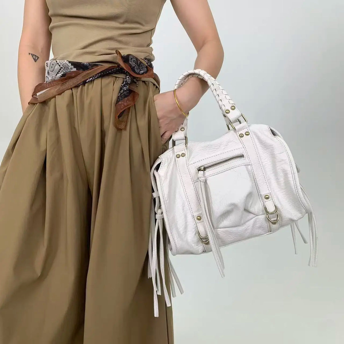 Sac cabas femme en similicuir grainé, anses tressées, rivets dorés, blanc