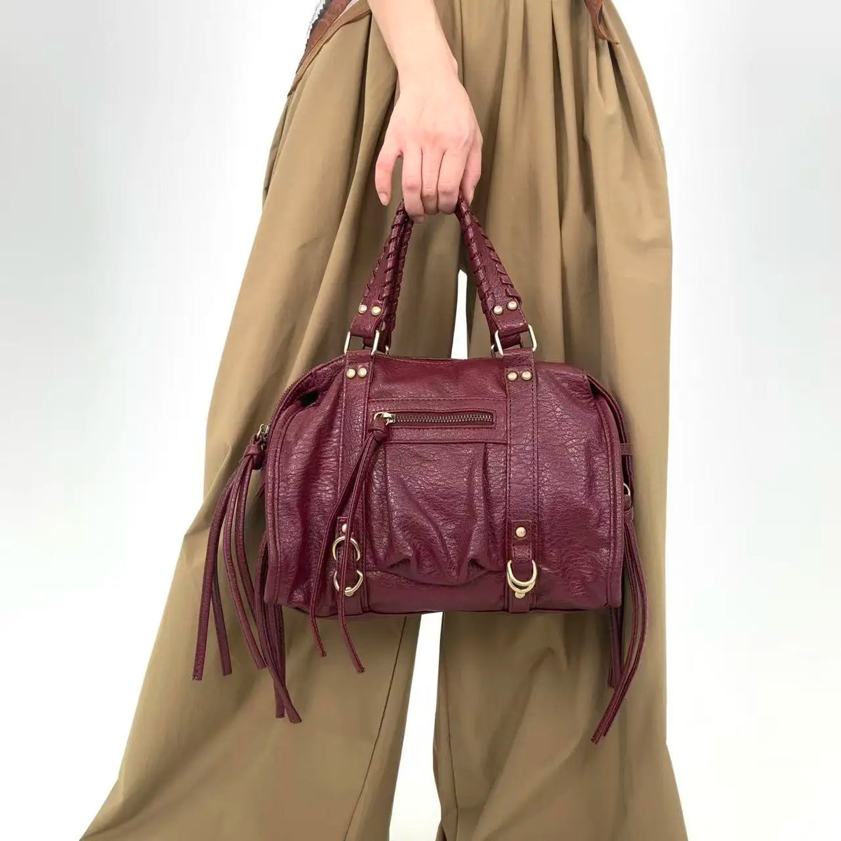 Sac cabas femme en similicuir grainé, anses tressées, rivets dorés, rouge foncé