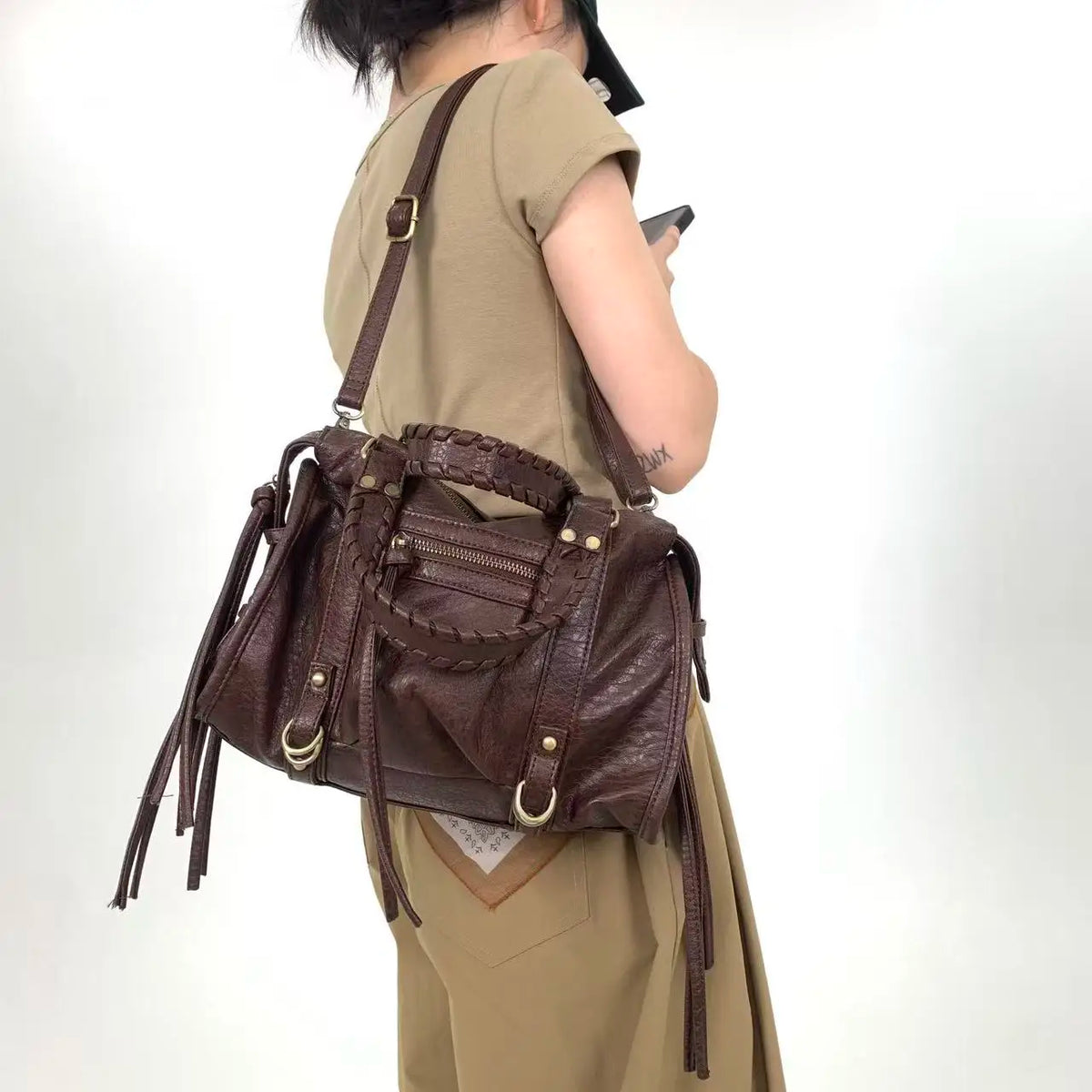 Sac cabas femme en similicuir grainé, anses tressées, rivets dorés