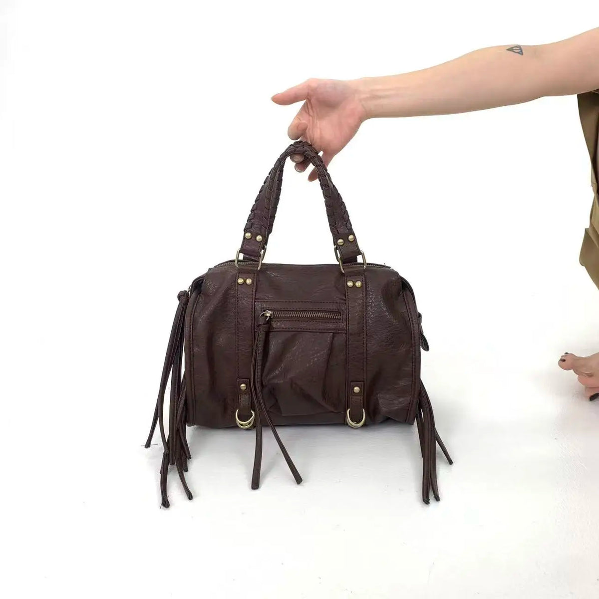 Sac cabas femme en similicuir grainé, anses tressées, rivets dorés