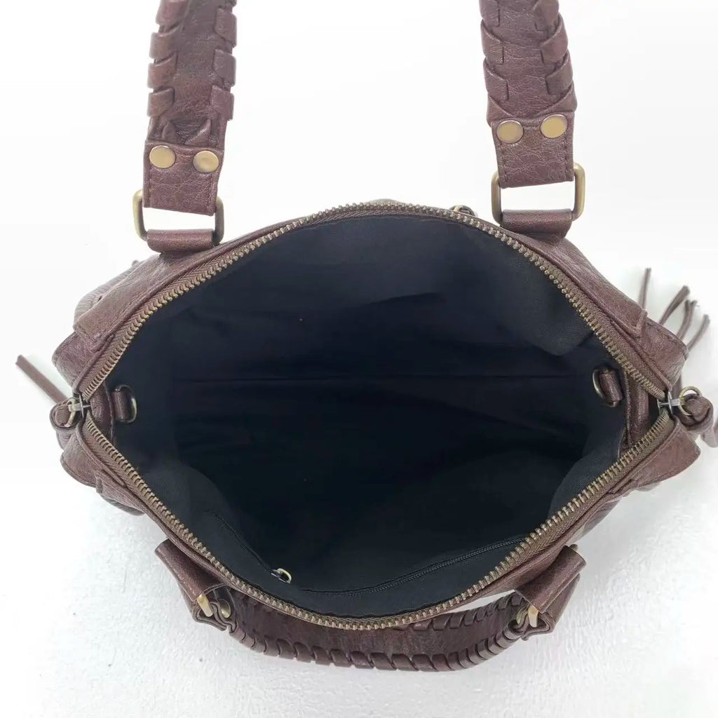 Sac cabas femme en similicuir grainé, anses tressées, rivets dorés
